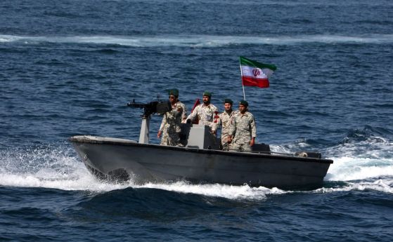  Иран задържа танкер с 12 души екипаж 