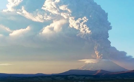 Евакуират стотици в Перу заради изригването на вулкана Убинас