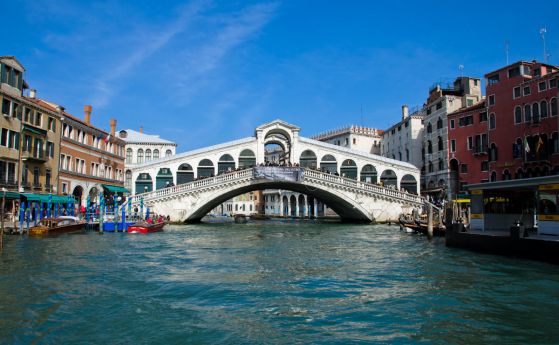 Глобиха туристи, опитали да си направят кафе на газов котлон на моста Риалто във Венеция