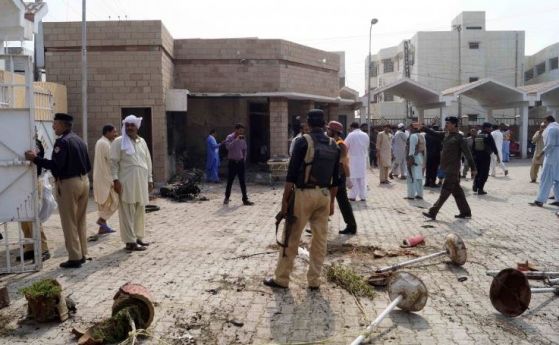 Жена камикадзе уби шестима и рани 13 в Пакистан