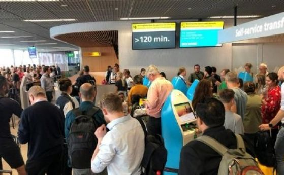 Десетки хиляди пътници блокирани на летището в Амстердам