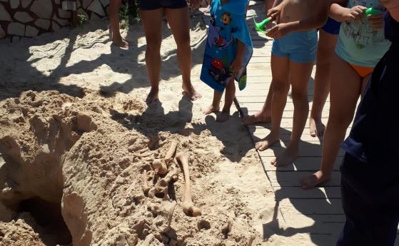 Човешки кости бяха открити преди минути на северния плаж Атлиман