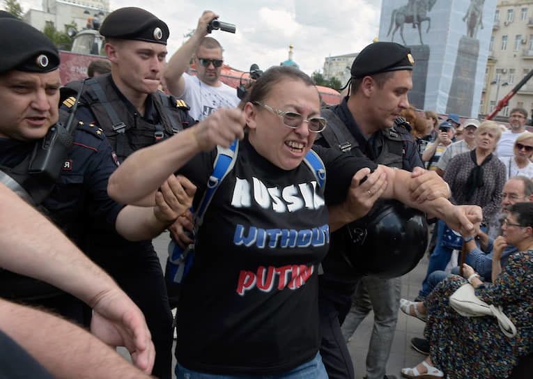 Полицията в Москва задържа над 350 участници в протеста на