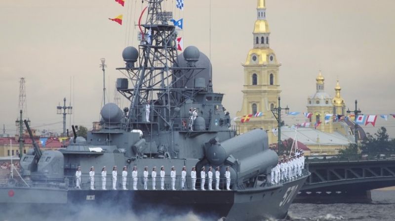 Руският президент Владимир Путин поведе голям военноморски парад ден след