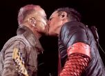 Китаристите на 'Рамщайн' протестират с целувка срещу хомофобията