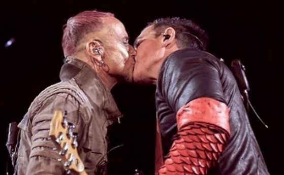 Китаристите на 'Рамщайн' протестират с целувка срещу хомофобията