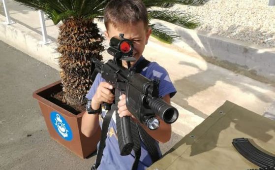 Полицията в Бургас обяви фотоконкурс за деца с оръжия и полицейска техника