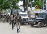 Кашмир под блокада: няма телефони и интернет, местни водачи са арестувани. Десетки хиляди военни са по улиците