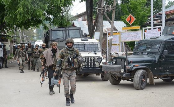 Кашмир под блокада: няма телефони и интернет, местни водачи са арестувани. Десетки хиляди военни са по улиците
