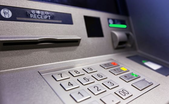 Бандити атакували банкомат, точат пари чрез дупчици в устройството