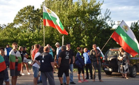 Продължава блокадата на пътя Сливен-Ямбол, и стопани от Безмер излязоха на протест срещу избиването на животни