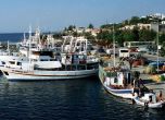 Стотици туристи, сред които и българи, са блокирани на две пристанища в Гърция
