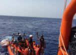 Кораб на 'Лекари без граници' спаси 80 мигранти от гумена лодка край Либия