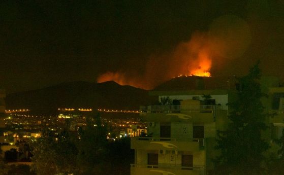 Голям пожар избухна източно от Атина, 64 огнища в Гърция