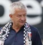 Крушарски излезе на протест пред френското посолство