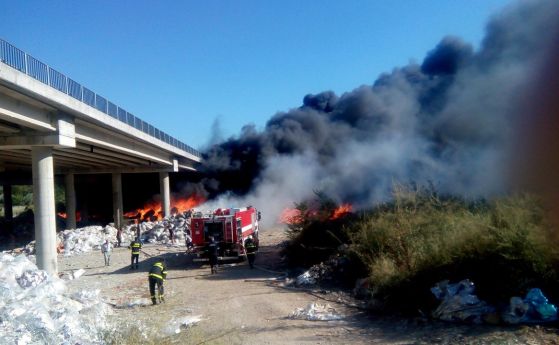 Пожар в сметището на Дупница, обявиха частично бедствено положение (обновена)