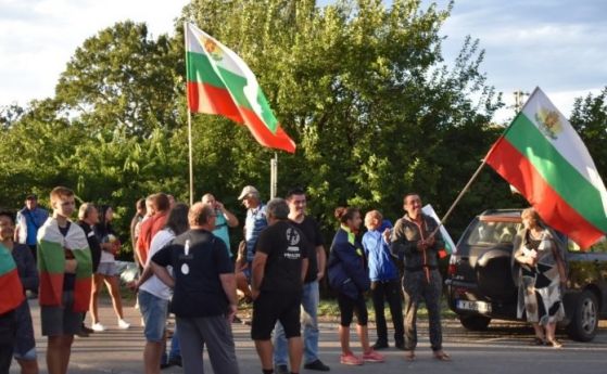 Протестиращи: Властта се опитва да изсипе на барикадата в Крушаре националисти и маргинали