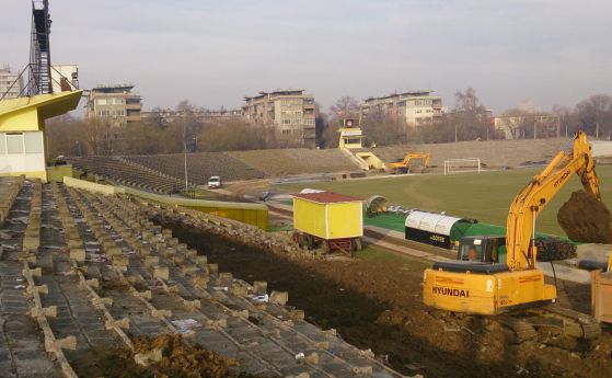 Подновяват строителните работи по стадион "Христо Ботев" във вторник