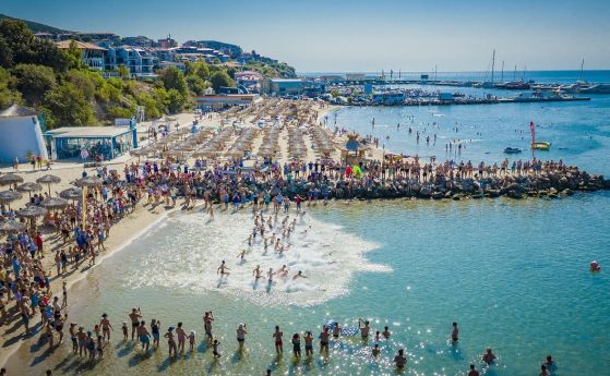 120 мъже и жени се пуснаха във Втория плувен маратон 'Свети Влас'