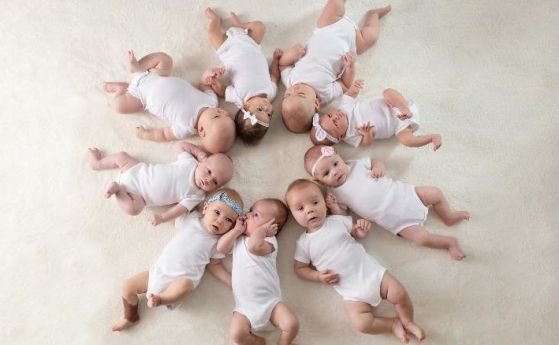Деветте медицински сестри, които забременяха едновременно, показаха бебетата си