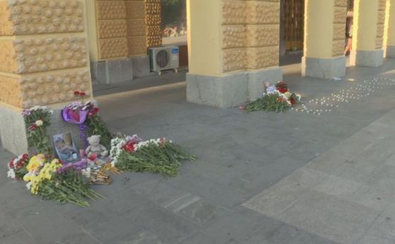 Стотици се включиха в бдението в памет на убитото 7-годишно момиче в Сливен