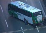 Маскиран отвлече автобус в Рио, държи 18 души за заложници