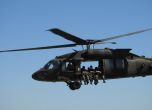 Военни скочиха с парашути от вертолети Black Hawk (снимки)