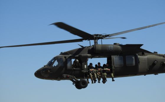 Военни скочиха с парашути от вертолети Black Hawk (снимки)