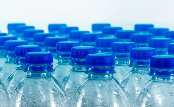 Микроластмасата в бутилираната вода е с нисък риск за здравето, твърдят от СЗО