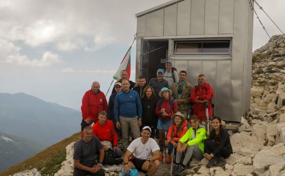Радев и планински водачи доставиха аптечка и помощни средства до заслона 'Кончето' (снимки)