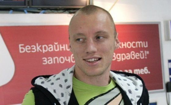 Футболист №1 на България за 2013 гoдина подписа с Етър