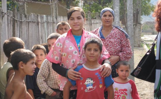 Срещу 9 млн. лв за 3 г.: Връщат 400 роми в клас, закриват 10 паралелки, правят курсове срещу дискриминация и регистри