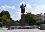 Чехите заливат с боя съветски паметник. ''Ако руското посолство толкова държи на него, да си го вземе''
