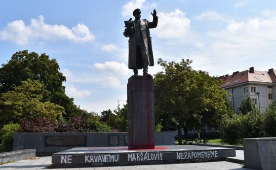 Чехите заливат с боя съветски паметник. ''Ако руското посолство толкова държи на него, да си го вземе''