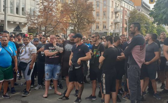 Полицията пусна циганите и яките батки на протеста срещу Гешев (снимки и видео)
