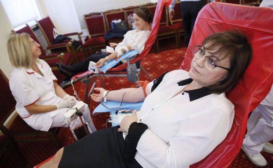 Депутати дариха кръв в парламента (снимки)