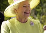 Кралица Елизабет ІІ сервирала чай на работник в Бъкингамския дворец
