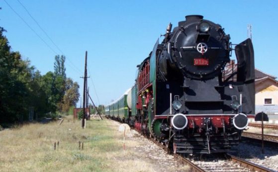 Ретро влак с парен локомотив вози днес между София и Черепиш