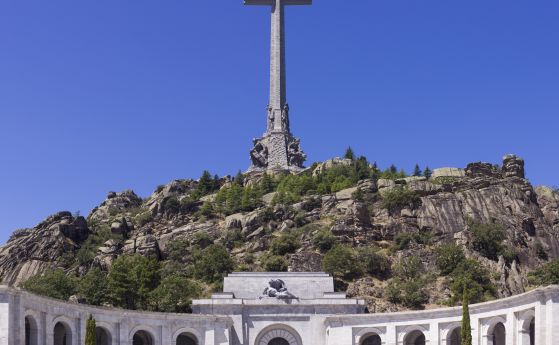 Останките на испанския диктатор Франко ще бъдат преместени от мавзолея му