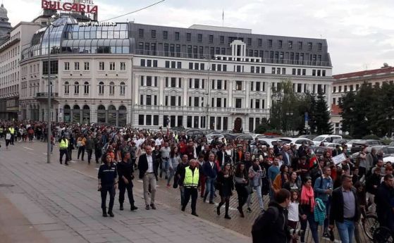 Хиляди в центъра на София на протест срещу избора на Гешев за главен прокурор (снимки и видео)