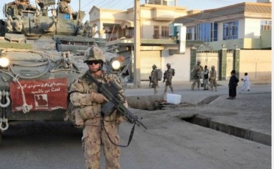 Президентски избори в Афганистан, бомба рани 15 мъже пред секция