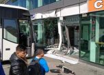 Автобус се блъсна в чакалнята на автогара в София (снимки)
