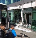 Автобус се блъсна в чакалнята на автогара в София (снимки)