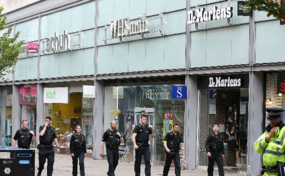 Евакуират мол в Манчестър след информация за множество прободени хора