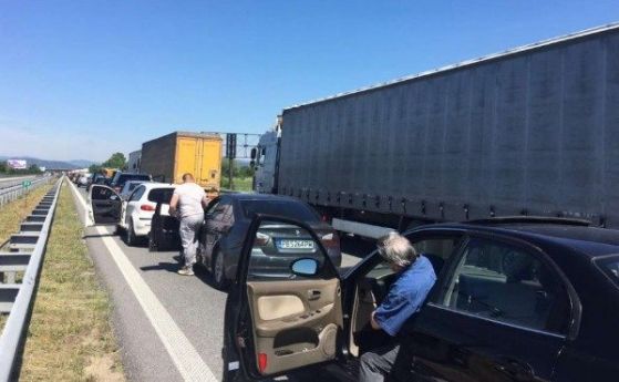 Цистерна аварира на Хемус, километрична опашка от коли на магистралата