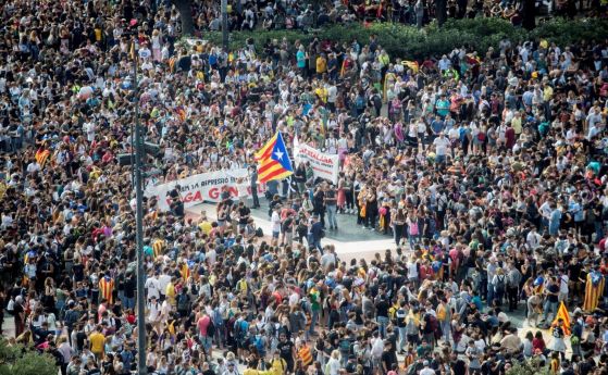 Хаос и безредици в Барселона - блокада от протестиращи срещу решението на съда за сепаратистите