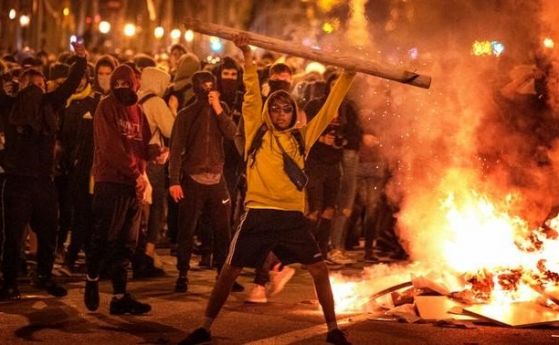 Барикади по улиците, горят коли, поне 50 са ранени - Барселона пак се бунтува
