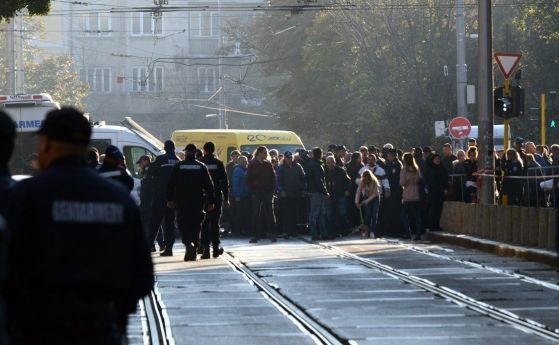 Стотици полицаи охраняват избора на Гешев, протестът изтикан далеч от ВСС (видео и снимки)