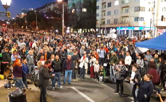 Протестът срещу избора на Гешев продължава, Орлов мост остава блокиран (снимки)