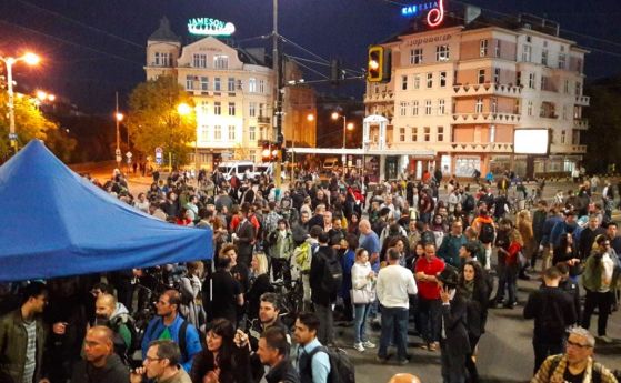 Протестът срещу Гешев ще остане на Орлов мост цяла нощ (снимки)